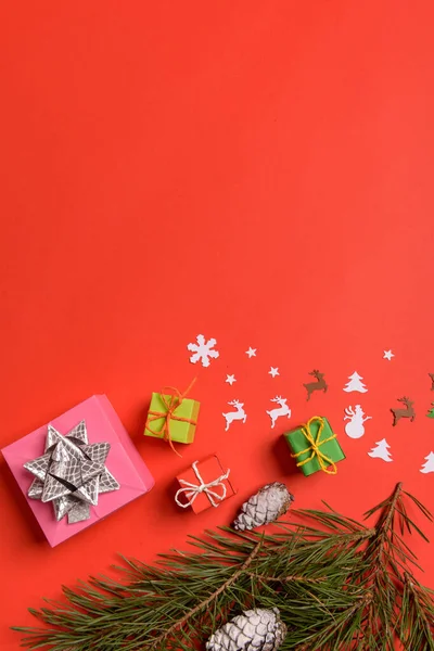 圣诞或新年背景 由圣诞装饰品和冷杉枝条做成的简洁的作文 平坦的布局 空白的问候语空间 — 图库照片