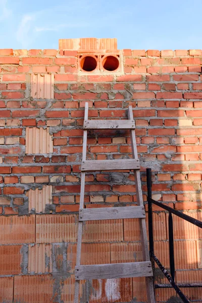 Interior Uma Casa Tijolos Vermelhos Inacabados Paredes Construção Sem Telhado — Fotografia de Stock