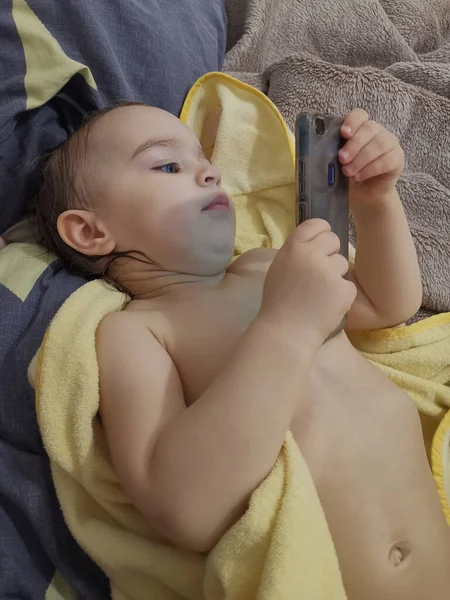 Nine Month Old Baby Girl Sits Her Mother Bed Looks — Stock Photo, Image