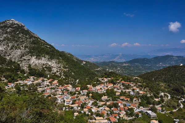 Місто Egklouvi на схилі гори — стокове фото