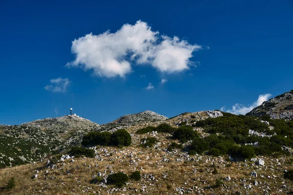 Antena en la cima de una montaña rocosa — Foto de Stock