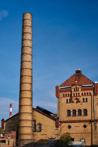 烟囱和建筑物的老屠宰场 — 图库照片