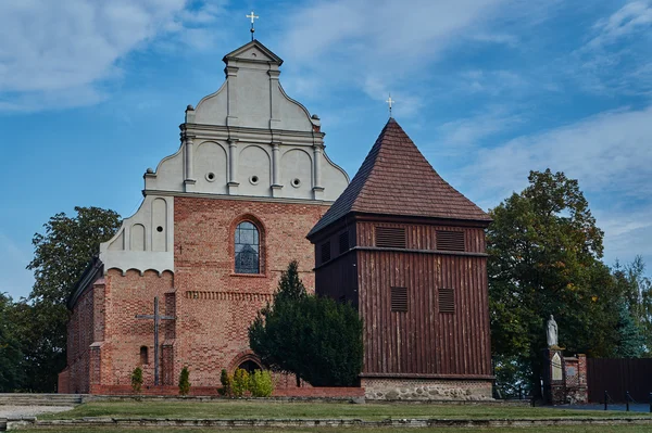 Houten klokkentoren bij de gotische kerk — Stockfoto