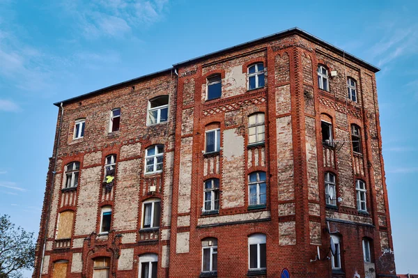 The facade of the destroyed red-brick building — Stock Photo, Image