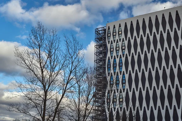La fachada de un moderno edificio de oficinas de gran altura — Foto de Stock