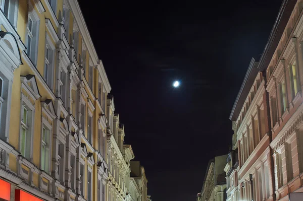 Månen över gatan på natten — Stockfoto