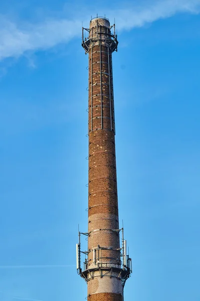 La chimenea de un ladrillo en una antigua fábrica — Foto de Stock