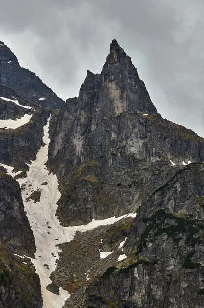 Granit, rock spire i Tatrabergen — Stockfoto