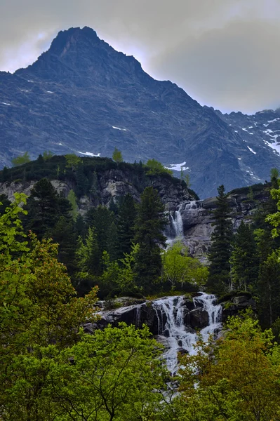 Mountain waterfall and Lake Morskie Oko — Stock Photo, Image