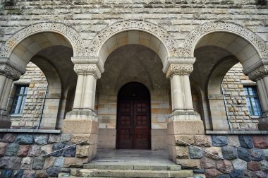 Neo-Roma İmparatorluk Kalesi girişinde 