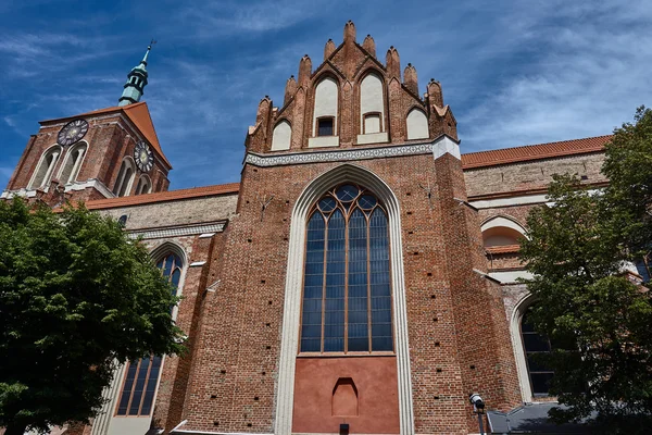 Готическая кирпичная церковь с колокольней — стоковое фото