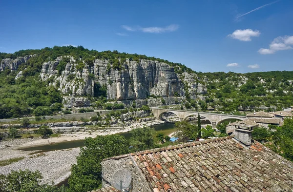 De stad van Balazuc op de rivier Ardèche — Stockfoto