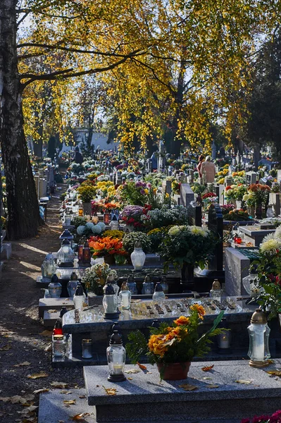 Cemitério com lápides durante o outono — Fotografia de Stock