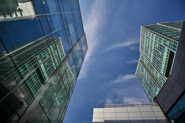 Reflexão do edifício em fachada de vidro — Fotografia de Stock