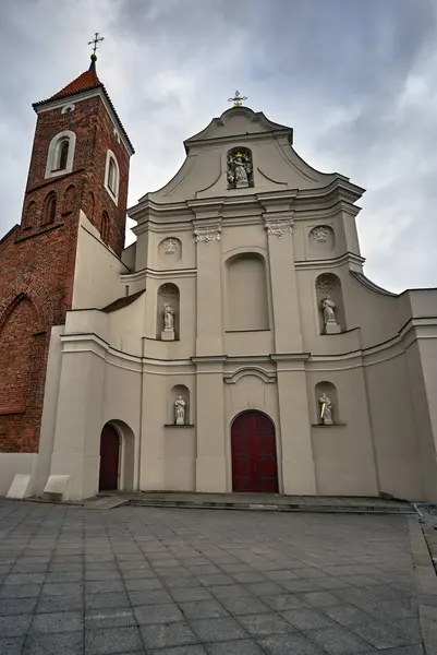 Barock fasaden av kyrkan med ett gotiska klocktorn — Stockfoto