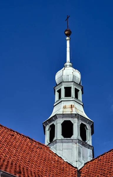 Podpis věž středověkého kostela — Stock fotografie