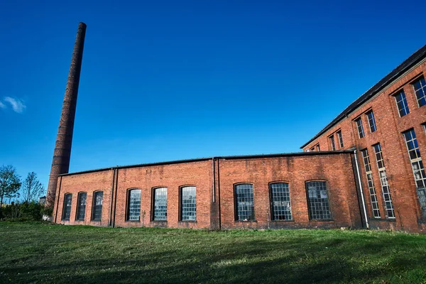 Tuğla baca ve binaları terk edilmiş cezaevi — Stok fotoğraf