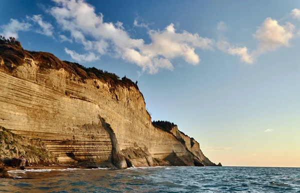 Скалистая скала острова Корфу — стоковое фото
