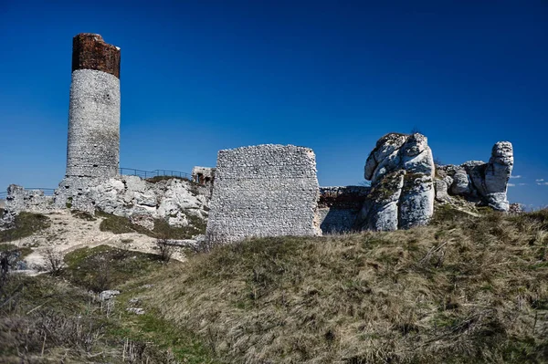 Rochers blancs et château médiéval ruiné — Photo