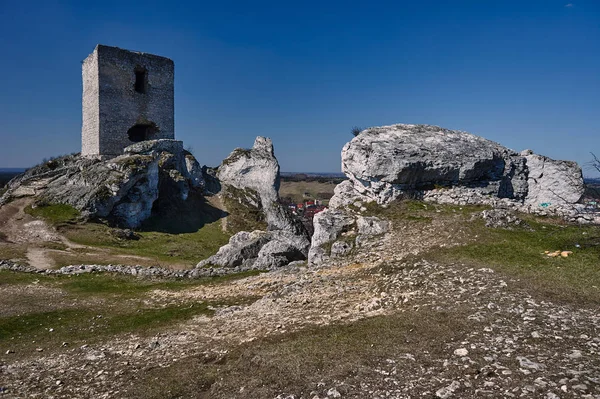 Beyaz kayalar ve harap Ortaçağ Kalesi — Stok fotoğraf