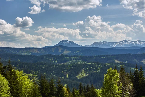 Paisaje de montaña en las montañas Beskid —  Fotos de Stock