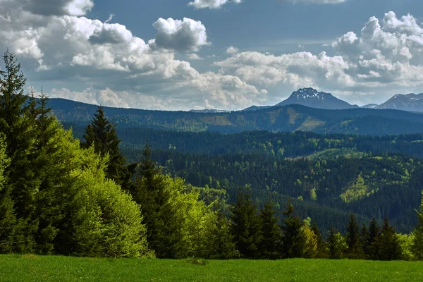 Paisaje de montaña en las montañas Beskid — Foto de Stock