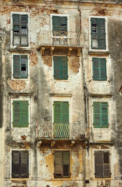 Facciata dell'edificio in città — Foto Stock