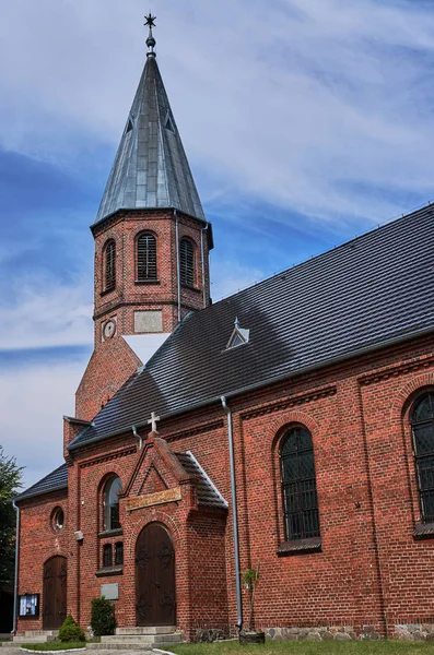 Igreja paroquial gótica com campanário — Fotografia de Stock