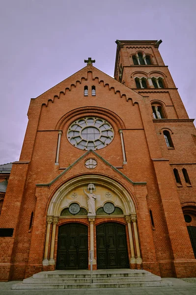 天主教的哥特复兴式教堂的正面 — 图库照片