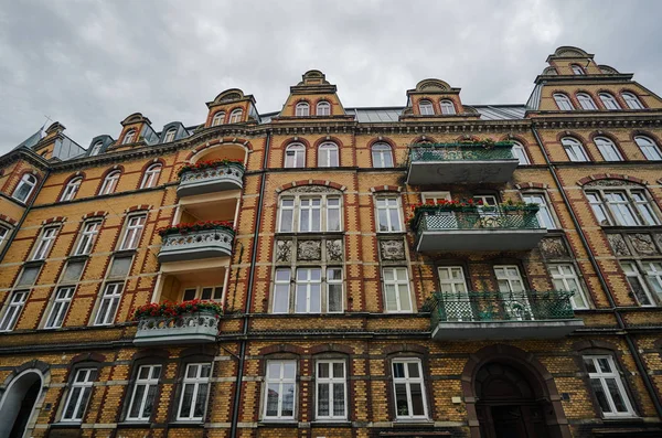 Fachada Art Nouveau del edificio con balcones —  Fotos de Stock