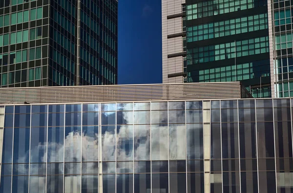 Reflexão de nuvens na fachada de vidro dos arranha-céus modernos — Fotografia de Stock