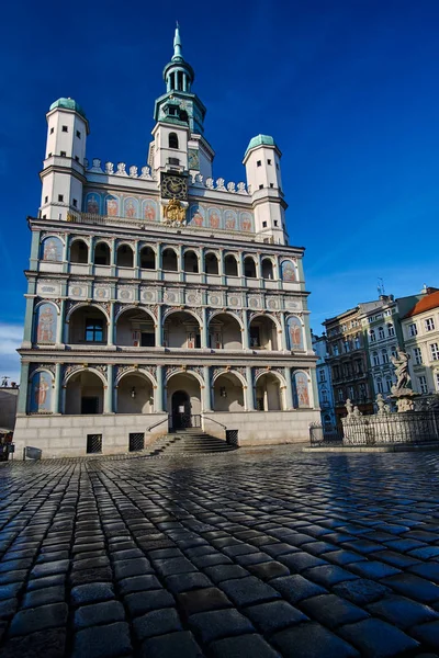 Fasad och tornet av renässans stadshuset — Stockfoto