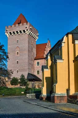 Yeniden oluşturulan Kraliyet kale kule