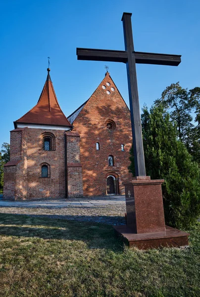 Cruz y la iglesia medieval gótica — Foto de Stock