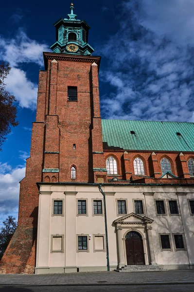 Bir çan kulesi ile Gotik Katedrali — Stok fotoğraf