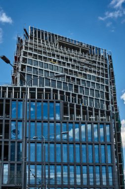 Bir gökdelenin inşaat metal konstrüksiyon 