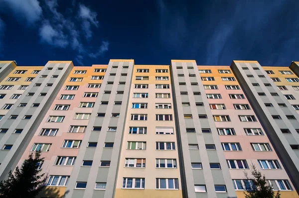 La fachada de un edificio residencial de gran altura —  Fotos de Stock