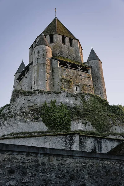 Mura in pietra e torri di un castello medievale — Foto Stock
