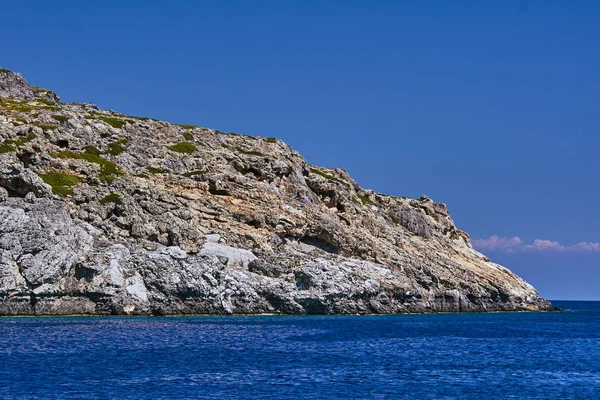 Скалистая скала на краю Средиземного моря — стоковое фото