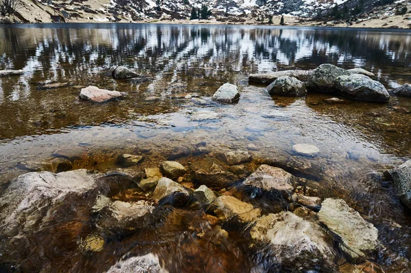 Mały staw w Karkonoszach, w zimie — Zdjęcie stockowe