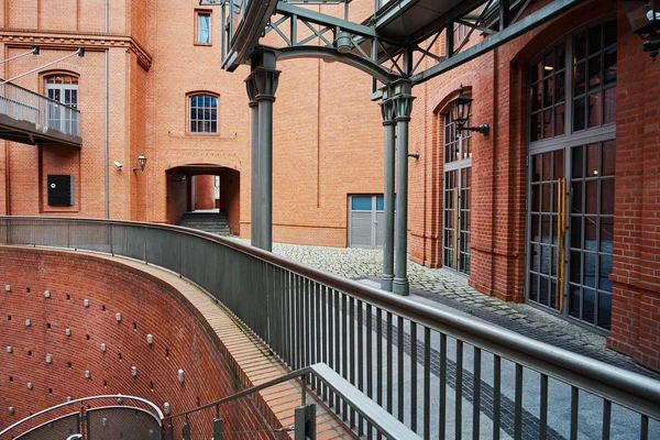 The metal structure  and brick wall in an old brewery — Stock Photo, Image