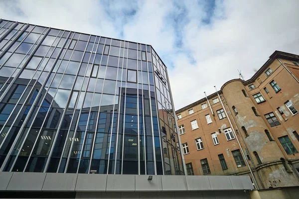 Die Glasfassade eines modernen Gebäudes — Stockfoto