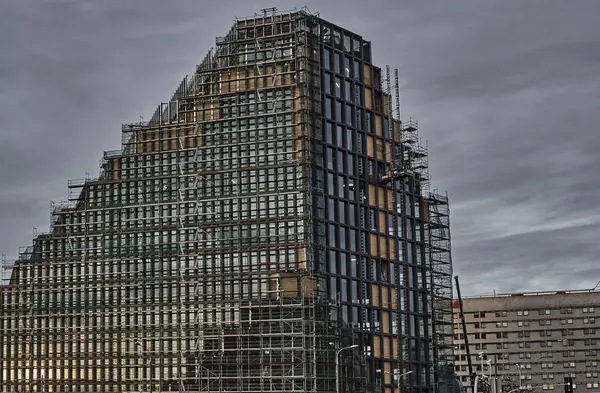 Construção de metal de um arranha-céu em construção — Fotografia de Stock