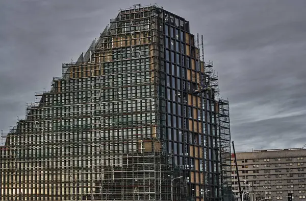 Construcción metálica de un rascacielos en construcción —  Fotos de Stock