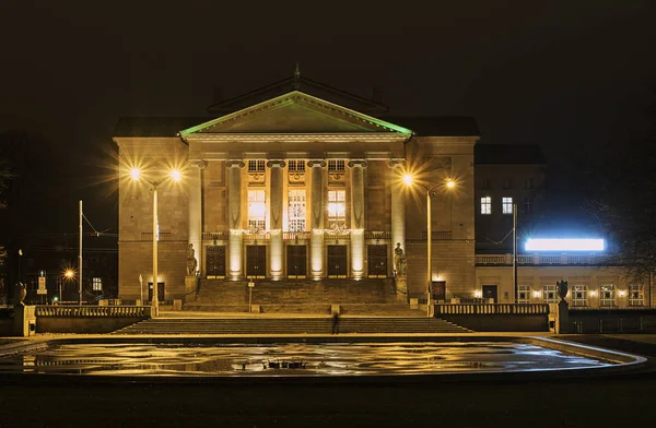 Oświetlony portyk budynku Opery — Zdjęcie stockowe