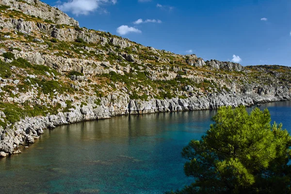 Stenig klippa vid kanten av Medelhavet — Stockfoto