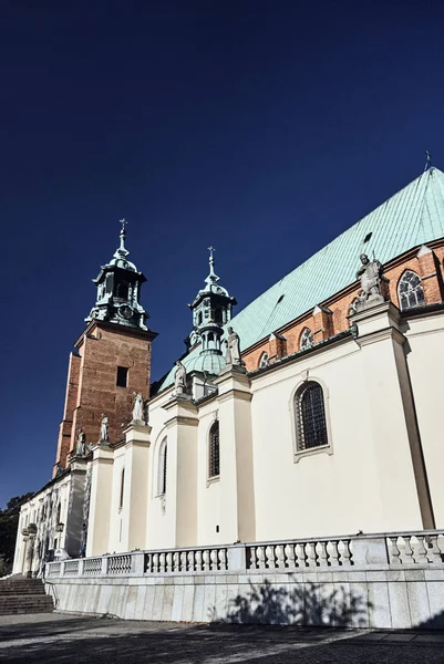 塔や大聖堂の大司教の像 — ストック写真