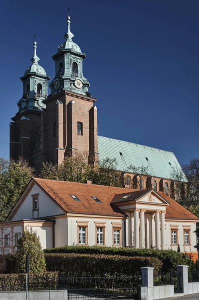 新古典主義の家と教会の大司教の塔 — ストック写真