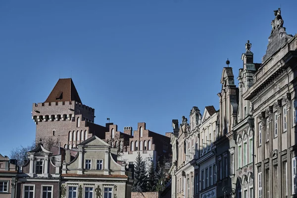 Townhouses in the Old Market Square and the tower of the Royal Castle — Stock Photo, Image