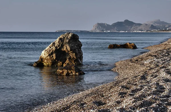 Le rocher sur une plage rocheuse — Photo